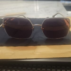 Tom Ford Sunglasses with Gold Frame and Dark Lenses